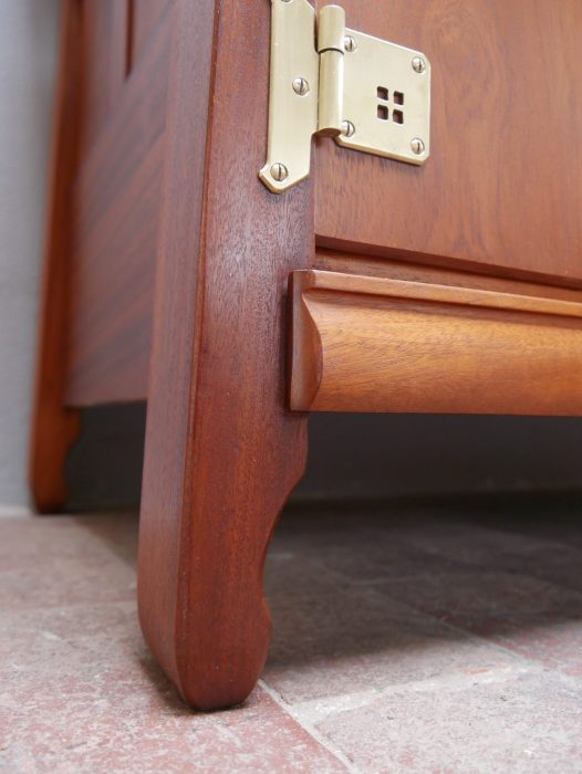 Detailaufnahme des unteren Seitenbereichs mit originalem Scharnier und konischem Fuß. Die Aufnahme dokumentiert die hochwertige handwerkliche Verarbeitung und den restaurierten Zustand.