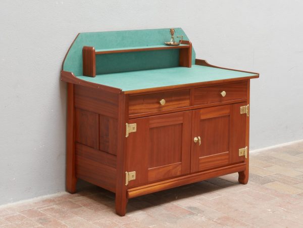 Seltene originale Jugendstil-Waschkommode nach einem Entwurf von Richard Riemerschmid aus dem Jahr 1908, gefertigt in den Dresdner Werkstätten Hellerau aus Mahagoni. Die restaurierte Kommode besitzt den originalen Aufsatz mit grüner Linoleumplatte, originale Riemerschmid-Beschläge, konische Füße und zeigt die klare Formensprache des frühen Jugendstils.