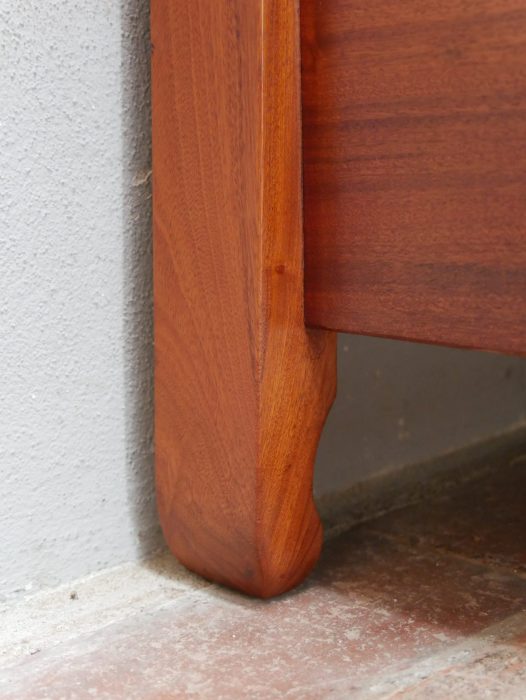 Detailaufnahme eines elegant gearbeiteten konischen Fußes der Waschkommode. Die charakteristische Fußgestaltung gehört zu den typischen Entwurfsmerkmalen Richard Riemerschmids.