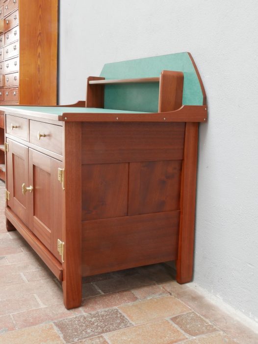 Linke Seitenansicht der restaurierten Jugendstil-Waschkommode mit originalem Aufsatz und grüner Linoleumplatte. Die Aufnahme zeigt die elegante Seitenansicht und die hochwertige Mahagoniausführung.
