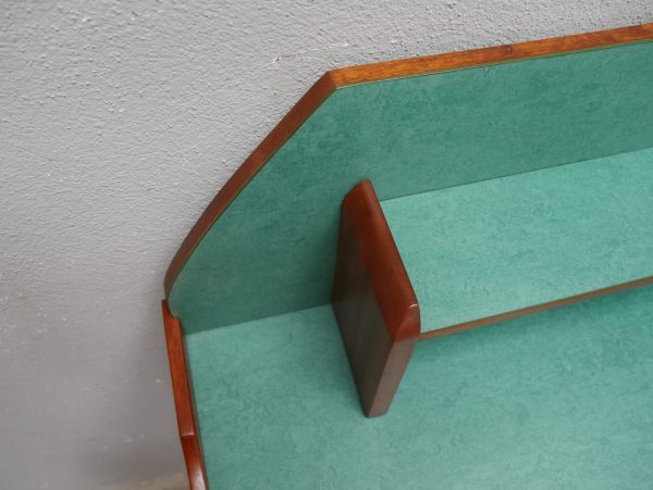 Nahaufnahme der originalen grünen Linoleumplatte mit charakteristischem seitlichem Spritzschutz des Aufsatzes. Die originale Ausstattung ist ein selten erhaltenes Ausstattungsmerkmal dieser Waschkommode.