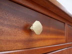 Detailaufnahme des originalen Türknopfes der historischen Waschkommode. Der originale Beschlag ergänzt die hochwertige Ausstattung des seltenen Jugendstil-Möbels.
