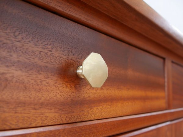 Detailaufnahme des originalen Türknopfes der historischen Waschkommode. Der originale Beschlag ergänzt die hochwertige Ausstattung des seltenen Jugendstil-Möbels.
