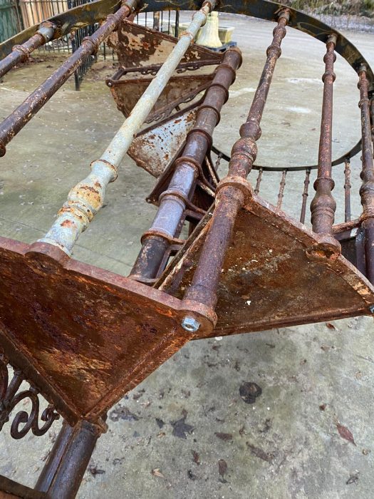 Detail des ersten Treppenauftritts der originalen Jugendstil-Spindeltreppe. Der erste Tritt wurde nach historischem Vorbild aufwendig rekonstruiert und harmonisch in die originale Konstruktion integriert.