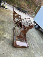 Gesamtansicht einer außergewöhnlichen originalen Jugendstil-Wendeltreppe bzw. Spindeltreppe aus Frankreich/Belgien um 1900. Die Treppe aus Gusseisen und Schmiedeeisen besitzt eine wunderschöne historische Patina. Handlauf und erster Tritt wurden originalgetreu nach historischem Vorbild ergänzt.