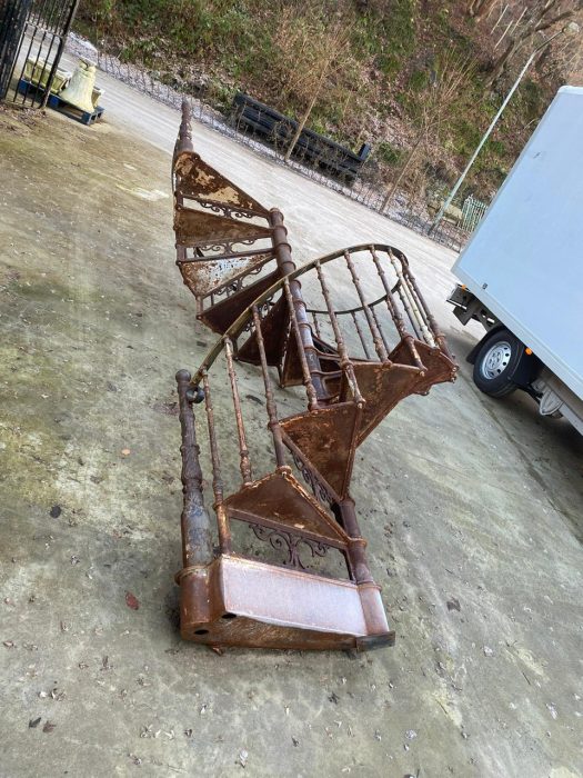 Gesamtansicht einer außergewöhnlichen originalen Jugendstil-Wendeltreppe bzw. Spindeltreppe aus Frankreich/Belgien um 1900. Die Treppe aus Gusseisen und Schmiedeeisen besitzt eine wunderschöne historische Patina. Handlauf und erster Tritt wurden originalgetreu nach historischem Vorbild ergänzt.