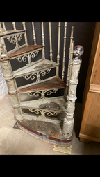 Detailansicht der gewendelten Treppenstufen entlang der Mittelsäule. Die Aufnahme zeigt den gleichmäßigen Verlauf der Stufen sowie die stabile Konstruktion aus Gusseisen und Schmiedeeisen im Originalzustand.
