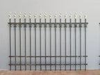 Gerades originales Zaunfeld der historischen Jugendstil-Zaunanlage. Die gleichmäßig angeordneten Stäbe, geschmiedeten Spitzen und massiven Querstreben zeigen die solide handwerkliche Qualität um 1890.
