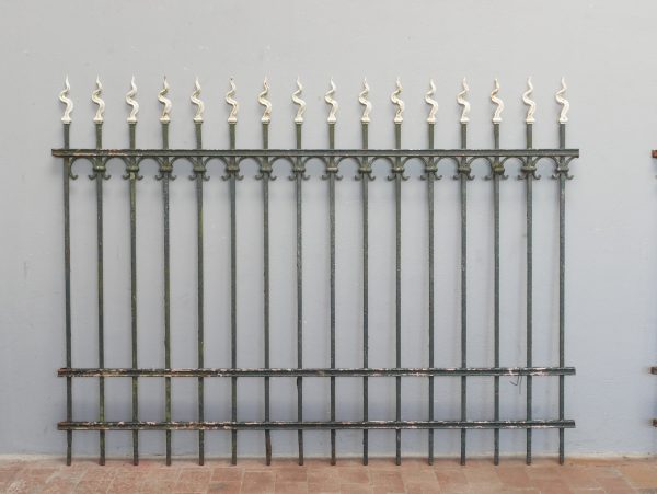 Gerades originales Zaunfeld der historischen Jugendstil-Zaunanlage. Die gleichmäßig angeordneten Stäbe, geschmiedeten Spitzen und massiven Querstreben zeigen die solide handwerkliche Qualität um 1890.
