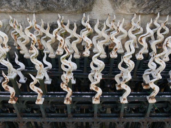 Weiteres originales Zaunfeld der Jugendstil-Zaunanlage aus Schmiedeeisen. Die Aufnahme verdeutlicht die gleichmäßige Gestaltung der Zaunfelder mit kunstvoll geschmiedeten Spitzen und massiver Konstruktion im originalen Fundzustand.