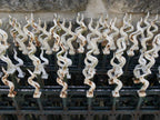 Weiteres originales Zaunfeld der Jugendstil-Zaunanlage aus Schmiedeeisen. Die Aufnahme verdeutlicht die gleichmäßige Gestaltung der Zaunfelder mit kunstvoll geschmiedeten Spitzen und massiver Konstruktion im originalen Fundzustand.