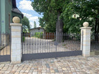 Gesamtansicht einer restaurierten historischen Schmiedeeisen-Zaunanlage mit großem Einfahrtstor. Das Bild veranschaulicht, wie die angebotene Jugendstil-Zaunanlage nach einer fachgerechten Restaurierung wirken kann.