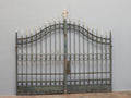 Gesamtansicht einer außergewöhnlich schönen originalen Jugendstil-Zaunanlage um 1890 mit großem zweiflügeligem Einfahrtstor aus Schmiedeeisen. Die elegante geschwungene Torform, kunstvoll geschmiedete Zierelemente und dekorative Spitzen verleihen der historischen Zaunanlage eine repräsentative Ausstrahlung.