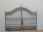 Gesamtansicht einer außergewöhnlich schönen originalen Jugendstil-Zaunanlage um 1890 mit großem zweiflügeligem Einfahrtstor aus Schmiedeeisen. Die elegante geschwungene Torform, kunstvoll geschmiedete Zierelemente und dekorative Spitzen verleihen der historischen Zaunanlage eine repräsentative Ausstrahlung.