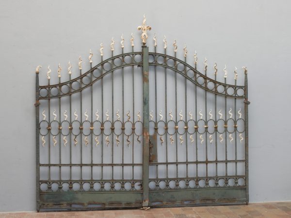 Gesamtansicht einer außergewöhnlich schönen originalen Jugendstil-Zaunanlage um 1890 mit großem zweiflügeligem Einfahrtstor aus Schmiedeeisen. Die elegante geschwungene Torform, kunstvoll geschmiedete Zierelemente und dekorative Spitzen verleihen der historischen Zaunanlage eine repräsentative Ausstrahlung.