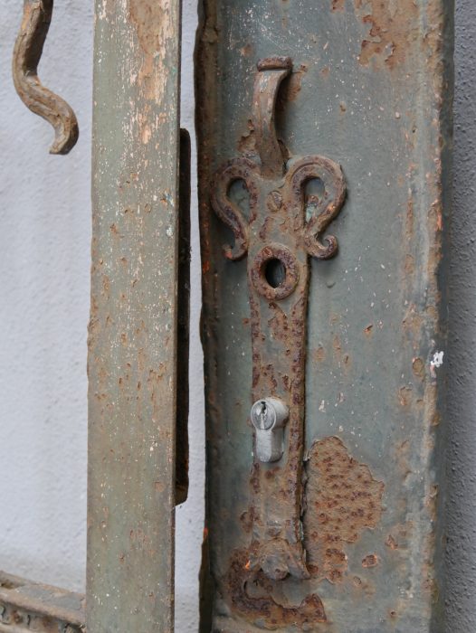 Detailaufnahme des originalen Torschlosses der Jugendstil-Zaunanlage. Das historische Schloss befindet sich im Originalzustand und dokumentiert die authentische Ausstattung des schmiedeeisernen Tores.