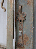 Detailaufnahme des originalen Torschlosses der Jugendstil-Zaunanlage. Das historische Schloss befindet sich im Originalzustand und dokumentiert die authentische Ausstattung des schmiedeeisernen Tores.