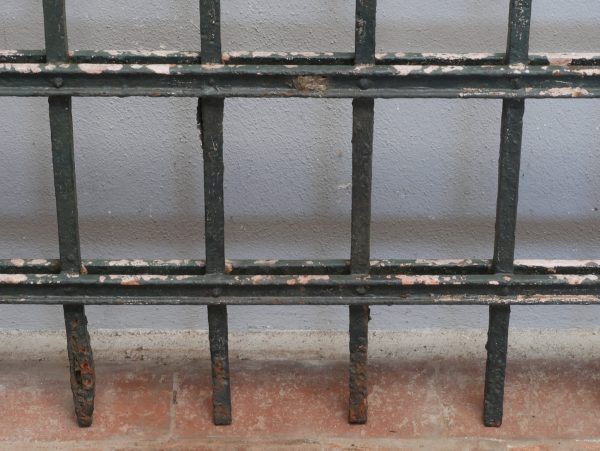 Detailansicht der unteren Querstreben und Verstrebungen der originalen Jugendstil-Zaunanlage. Die stabile Konstruktion aus Schmiedeeisen dokumentiert die hochwertige Verarbeitung und den guten Erhaltungszustand.