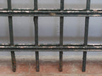Detailansicht der unteren Querstreben und Verstrebungen der originalen Jugendstil-Zaunanlage. Die stabile Konstruktion aus Schmiedeeisen dokumentiert die hochwertige Verarbeitung und den guten Erhaltungszustand.