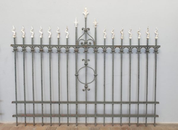 Originales Zaunfeld der Jugendstil-Zaunanlage mit dekorativem Mittelornament. Die feinen Schmiedearbeiten und die harmonischen Proportionen spiegeln die hochwertige Metallbaukunst des späten 19. Jahrhunderts wider.
