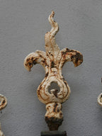Detailaufnahme eines aufwendig geschmiedeten floralen Zierornaments der historischen Jugendstil-Zaunanlage. Das plastisch ausgearbeitete Schmuckelement bildet einen dekorativen Blickfang des Tores.
