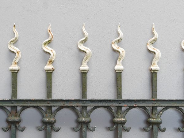 Detailaufnahme der originalen geschmiedeten Zaunspitzen der historischen Jugendstil-Zaunanlage. Die dekorativen Abschlüsse verleihen der Zaunanlage ihre elegante und repräsentative Wirkung.
