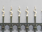 Detailaufnahme der originalen geschmiedeten Zaunspitzen der historischen Jugendstil-Zaunanlage. Die dekorativen Abschlüsse verleihen der Zaunanlage ihre elegante und repräsentative Wirkung.
