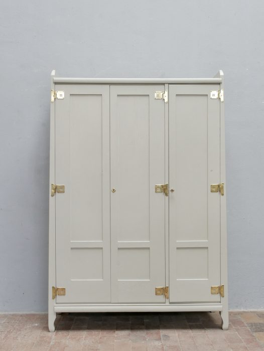 Frontalansicht des geschlossenen dreitürigen Jugendstil-Kleider- und Wäscheschranks mit originalen Messingbeschlägen, originalen Schlössern und der eleganten klaren Formensprache Richard Riemerschmids.