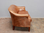 Linke Seitenansicht des exklusiven niederländischen Lounge-Sofas aus Schafsleder. Gut sichtbar sind die geschwungene Armlehne, die komfortable Rückenlehne und die ausgewogenen Proportionen des hochwertigen Vintage-Möbels.
