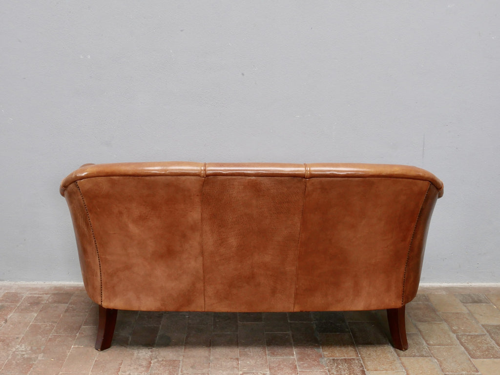 Rückansicht des exklusiven Schafsleder-Lounge-Sofas mit vollständig lederbezogener Rückseite. Dadurch kann das Sofa frei im Raum stehen und eignet sich ideal für offene Wohnbereiche, Lofts oder repräsentative Empfangsräume.
