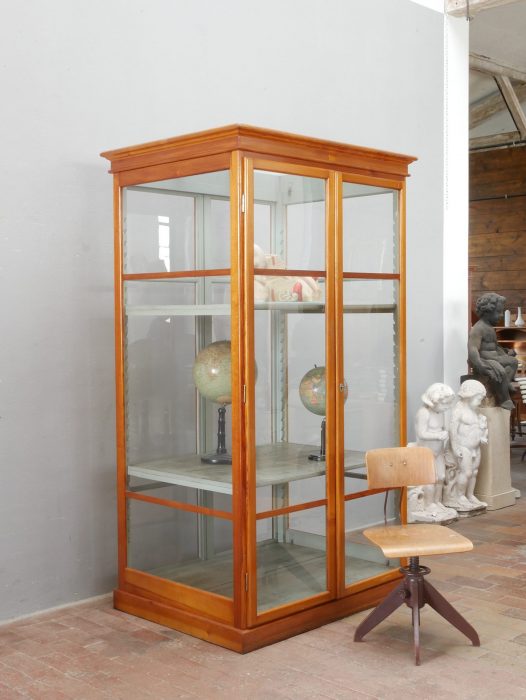 Seltener originaler Lehrmittelschrank beziehungsweise Shopdisplay der Firma Max Kohl Chemnitz aus der Zeit um 1920. Die vollständig verglaste Vitrine besitzt alle originalen mundgeblasenen Glasscheiben, einen eleganten Holzrahmen, zwei höhenverstellbare Einlegeböden sowie doppelflügelige Türen auf Vorder- und Rückseite und eignet sich hervorragend als frei im Raum stehende Vitrine.