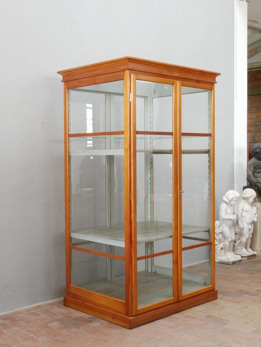 Rückansicht der historischen Lehrmittelvitrine mit doppelflügeligen Glastüren. Durch die identische Gestaltung von Vorder- und Rückseite eignet sich der Schrank ideal zur freien Aufstellung im Raum.