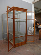 Rückseitige Ansicht der historischen Lehrmittelvitrine mit geöffneten Glastüren. Die Aufnahme verdeutlicht die doppelflügelige Konstruktion auf Vorder- und Rückseite sowie die Möglichkeit, den Schrank frei im Raum zu platzieren und von beiden Seiten zu nutzen.