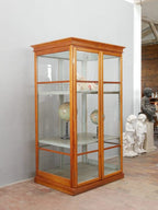 Schräg aufgenommene Seitenansicht der historischen Lehrmittelvitrine. Die Aufnahme zeigt die vollständig verglasten Seitenflächen, den hochwertigen Holzrahmen und die elegante Konstruktion des seltenen Originalstücks.