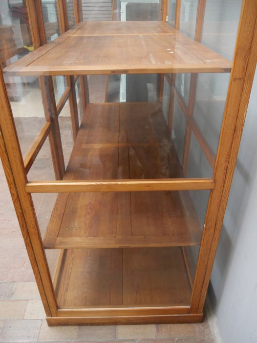 Innenansicht der Lehrmittelvitrine mit beiden großen Einlegeböden. Die Aufnahme zeigt den großzügigen Stauraum sowie die stabile Konstruktion für schwere Ausstellungsobjekte.