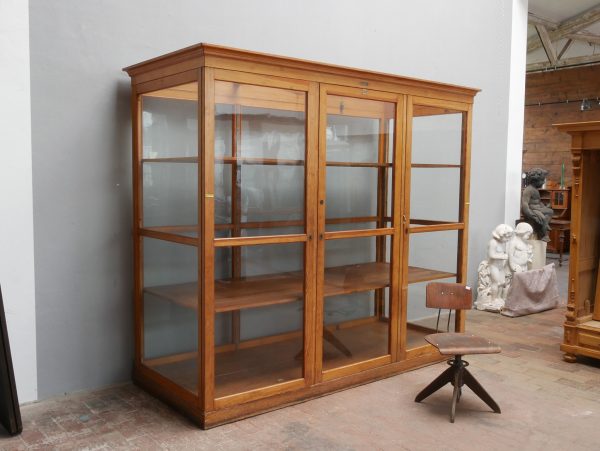 Seltener originaler Lehrmittelschrank beziehungsweise Shopdisplay-Vitrine der Firma Hermann Fiedler aus Eisleben, gefertigt um 1920. Die freistehende Vitrine besitzt eine vollständig verglaste Vorder-, Seiten- und Rückseite, ein verglastes Oberlicht sowie zwei große höhenverstellbare Einlegeböden und eignet sich hervorragend als Museums- oder Ladenvitrine.