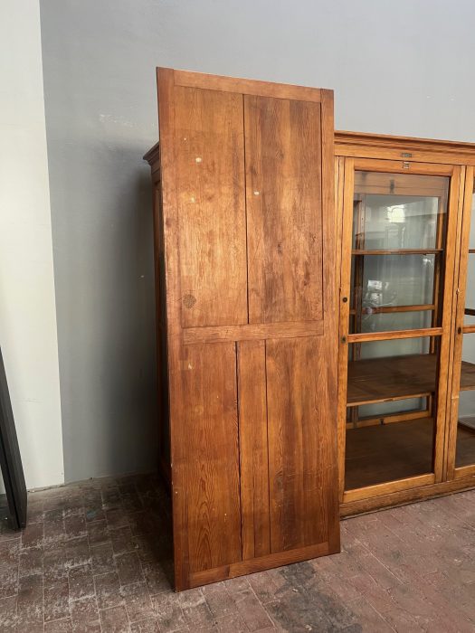 Detailaufnahme der beiden außergewöhnlich großen originalen Einlegeböden der Lehrmittelvitrine. Die Aufnahme verdeutlicht die enorme Tiefe und stabile Ausführung der höhenverstellbaren Böden, die auf mehreren Metallkonsolen aufliegen und auch für schwere Ausstellungsstücke oder Sammlungsobjekte geeignet sind.