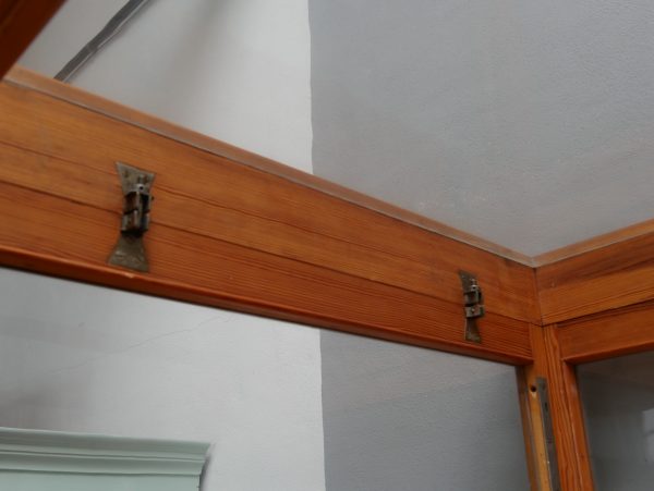 Detailaufnahme des oberen Bereichs mit verglastem Oberlicht. Die Konstruktion sorgt für einen besonders guten Lichteinfall auf die ausgestellten Objekte im Innenraum.