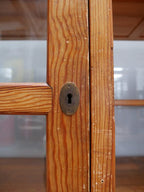 Detailaufnahme des originalen großen Stangenschlosses einer Glastür. Für die historische Schließanlage wurden passende Schlüssel fachgerecht nachgefertigt.