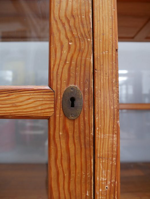 Detailaufnahme des originalen großen Stangenschlosses einer Glastür. Für die historische Schließanlage wurden passende Schlüssel fachgerecht nachgefertigt.