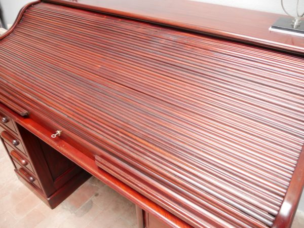 Detailaufnahme der restaurierten Mahagoni-Holzoberfläche mit schöner Maserung und Schellackpolitur.