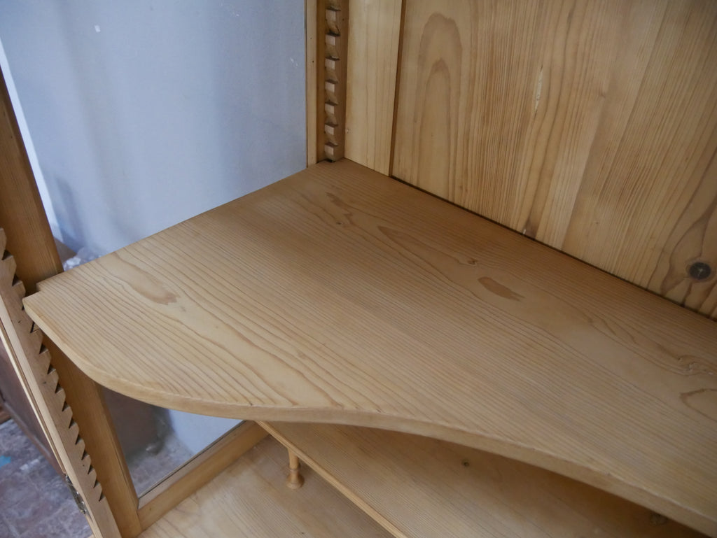 Nahaufnahme eines Einlegebodens im vorderen Bereich der Bibliotheksvitrine. Gut sichtbar sind die hochwertige Holzoberfläche und die stabile Konstruktion des historischen Schranks.