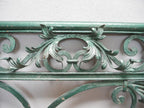 Detail des oberen Zierfrieses des historischen Schmiedeeisen-Geländers mit geschwungenen Ornamenten und dekorativen Verbindungselementen. Die fein ausgearbeitete Ornamentik unterstreicht den repräsentativen Charakter dieses zweiteiligen Schlossgeländers aus der Zeit um 1860.
