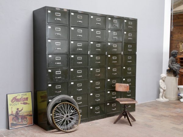 Original Otto Brückner Chemnitz Werkzeugschrank um 1930 mit zahlreichen Metallschubladen und original dunkelgrüner Lackierung in der Gesamtansicht.
