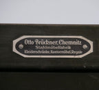 Originales Herstellerschild von Otto Brückner Chemnitz am historischen Werkzeugschrank.