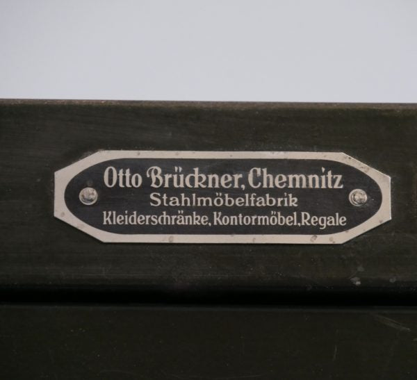 Originales Herstellerschild von Otto Brückner Chemnitz am historischen Werkzeugschrank.