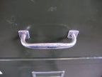 Nahaufnahme des originalen vernickelten Metallgriffs einer Schublade am Otto Brückner Werkzeugschrank.