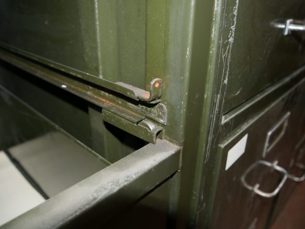 Detailaufnahme des doppelten Rollensystems einer geöffneten Schublade des Otto Brückner Werkzeugschranks.