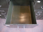 Geöffnete Metallschublade des Otto Brückner Schubladenschranks mit großzügigem Innenraum.