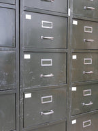 Detailansicht der originalen Metallschubladen mit vernickelten Griffen und Etikettenhaltern.